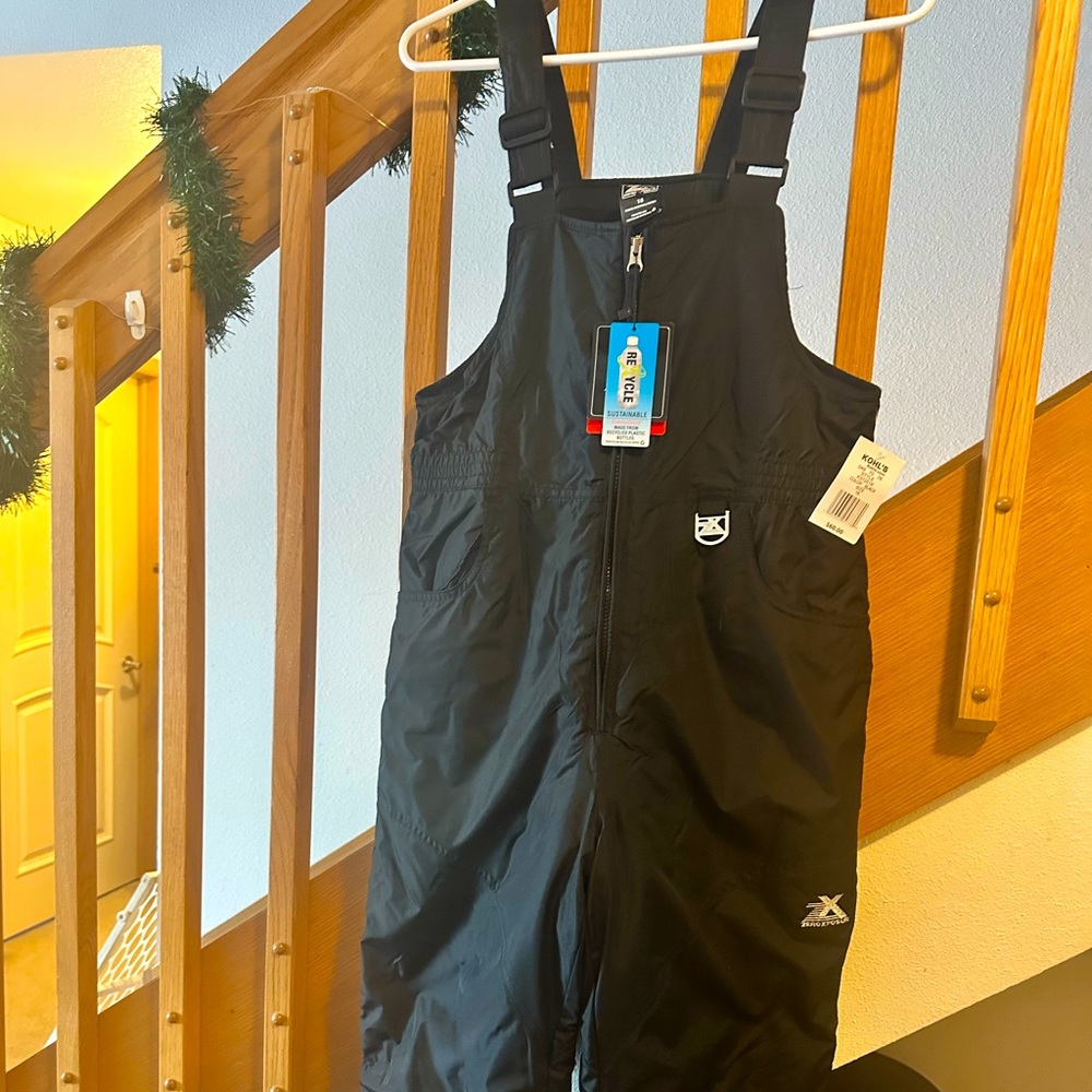 Black snow pants. Kids size 18. Equivalent to woman’s 0-8 or Men’s small-medium
